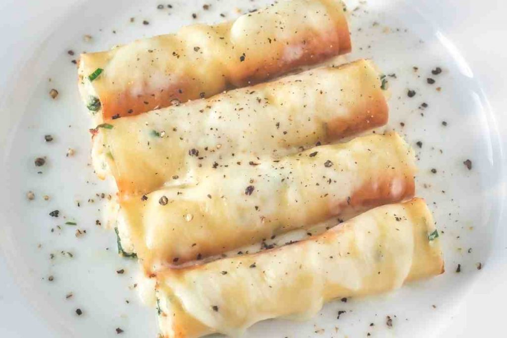 Cannelloni con ricotta e prosciutto in un piatto