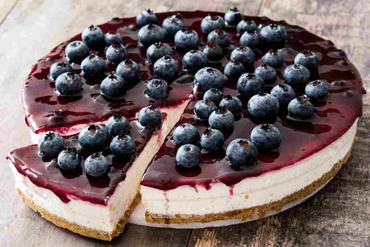 Cheesecake ai mirtilli con una fetta tagliata