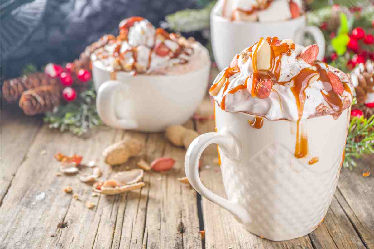 Cioccolata bianca calda con panna montata e topping di caramello