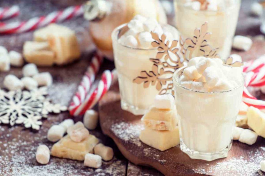 Cioccolata bianca calda in tazza 