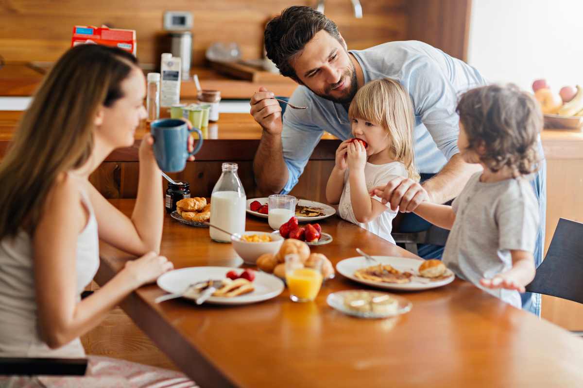 Famiglia che fa colazione