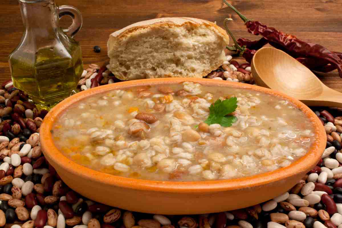 Una zuppa fatta col liquido di conservazione dei legumi