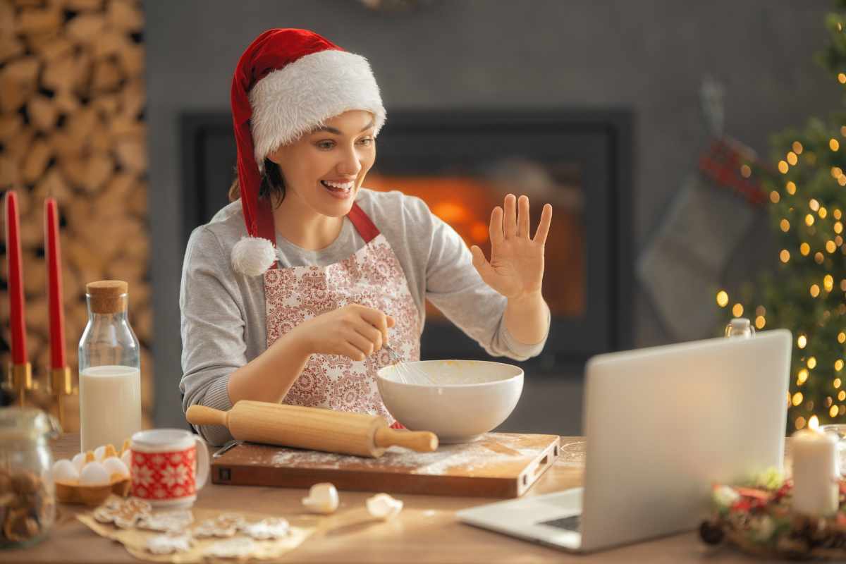 Una donna che cucina per Natale