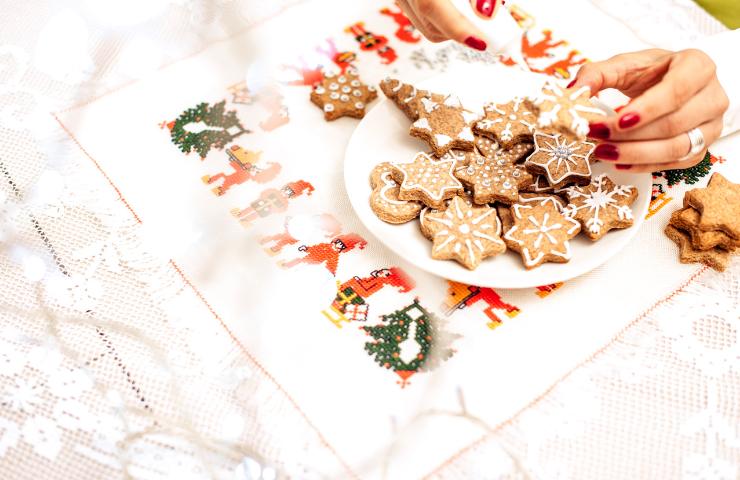 Dei biscotti decorati di Natale