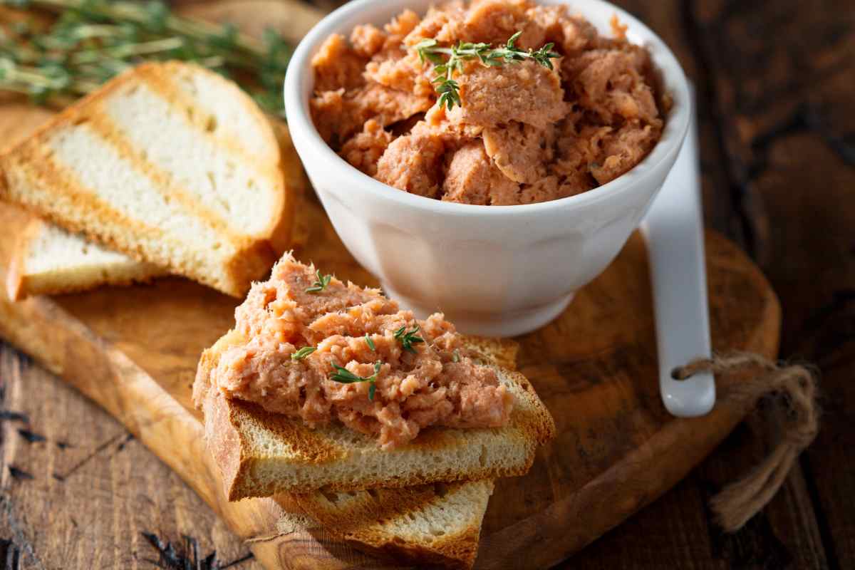 Crostini con crema di salmone su un tagliere