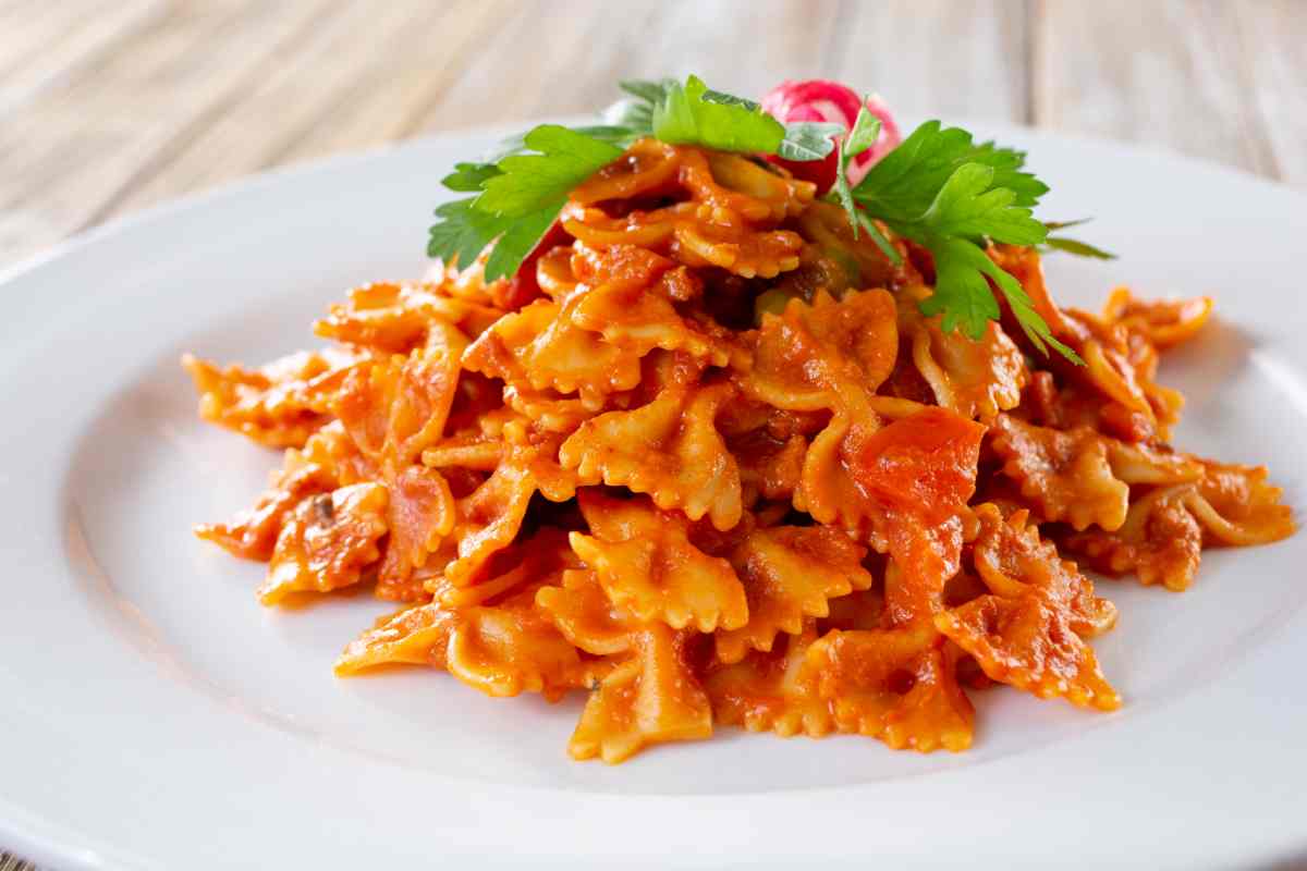 Farfalle con sugo di salsiccia