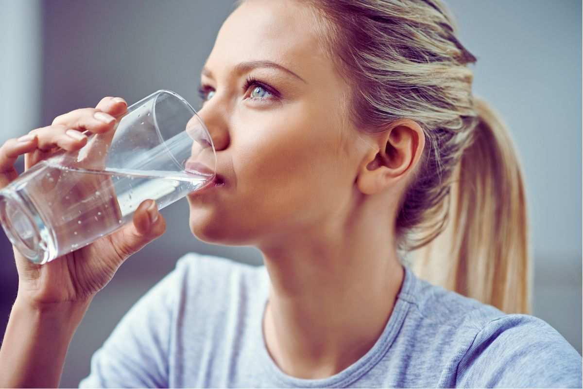 Ragazza che beve acqua