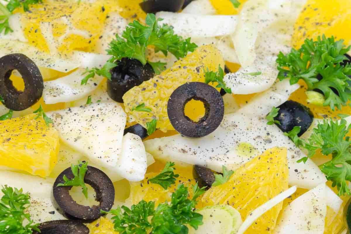 Insalata finocchi, olive nere e arancia in primo piano