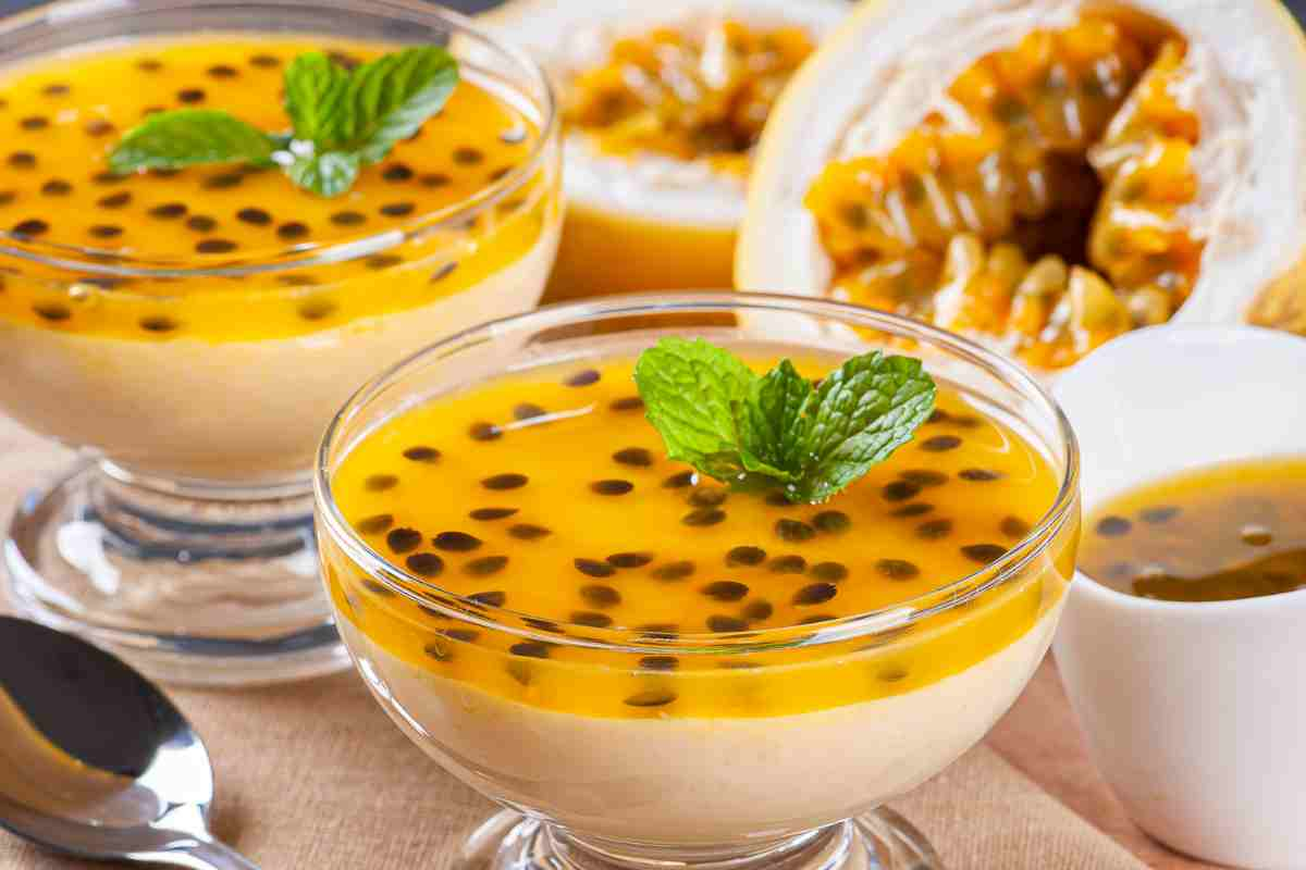 Mousse al frutto della passione in una coppa