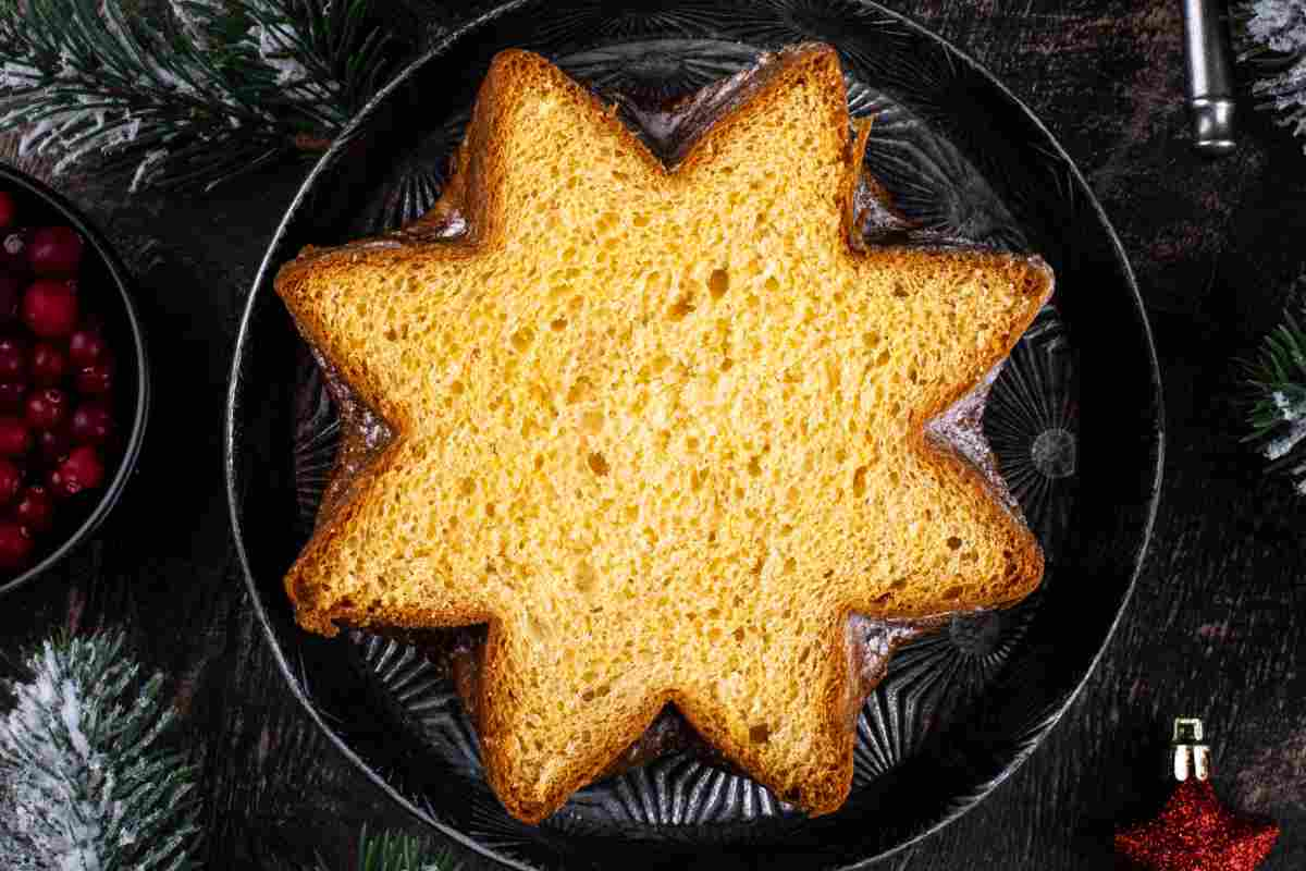 Pandoro senza lattosio affettato e visto dall'alto