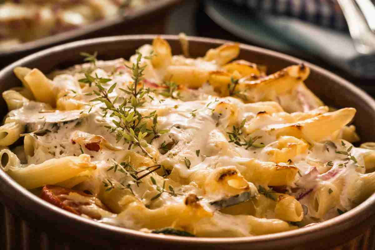 Pasta gratin funghi e provola in una teglia