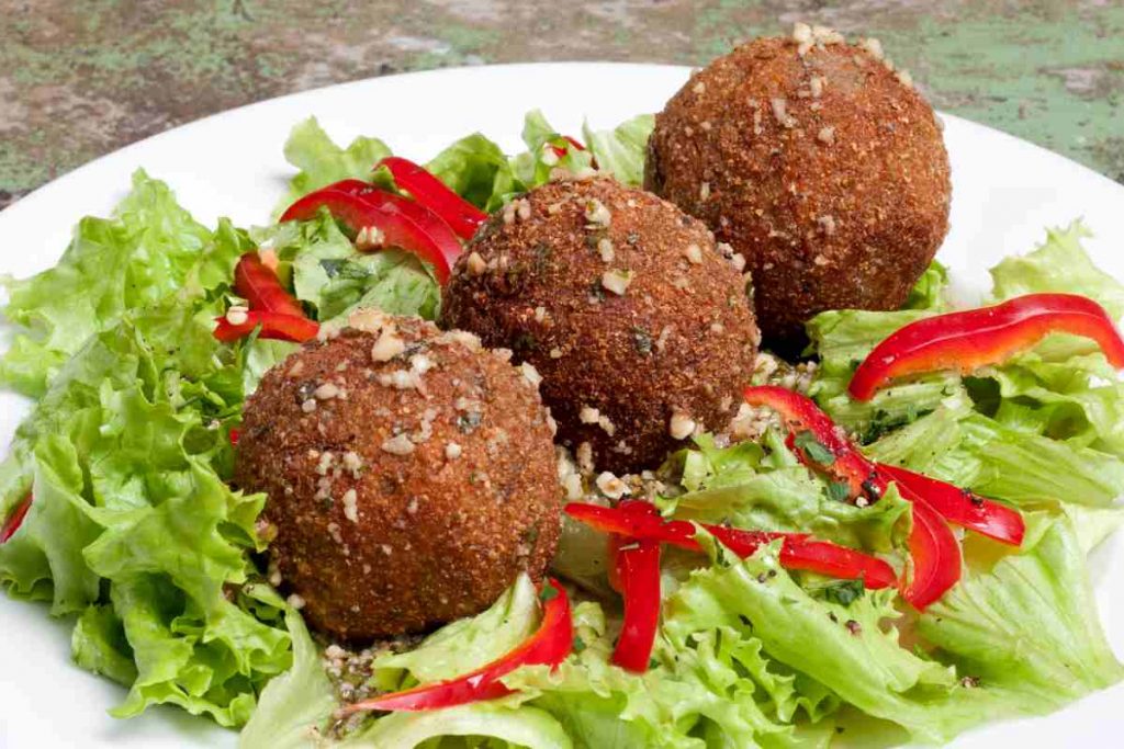 Polpette di lenticchie e tofu su letto di lattuga