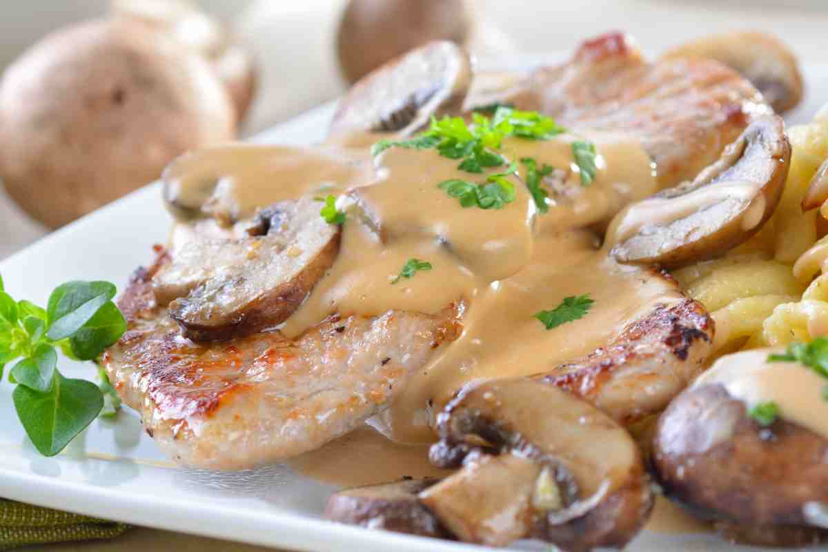 Scaloppine di pollo ai funghi in un piatto