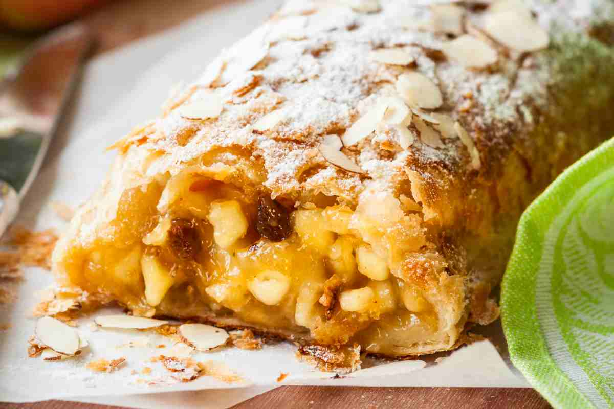 Strudel di mele cosparso di frutta secca