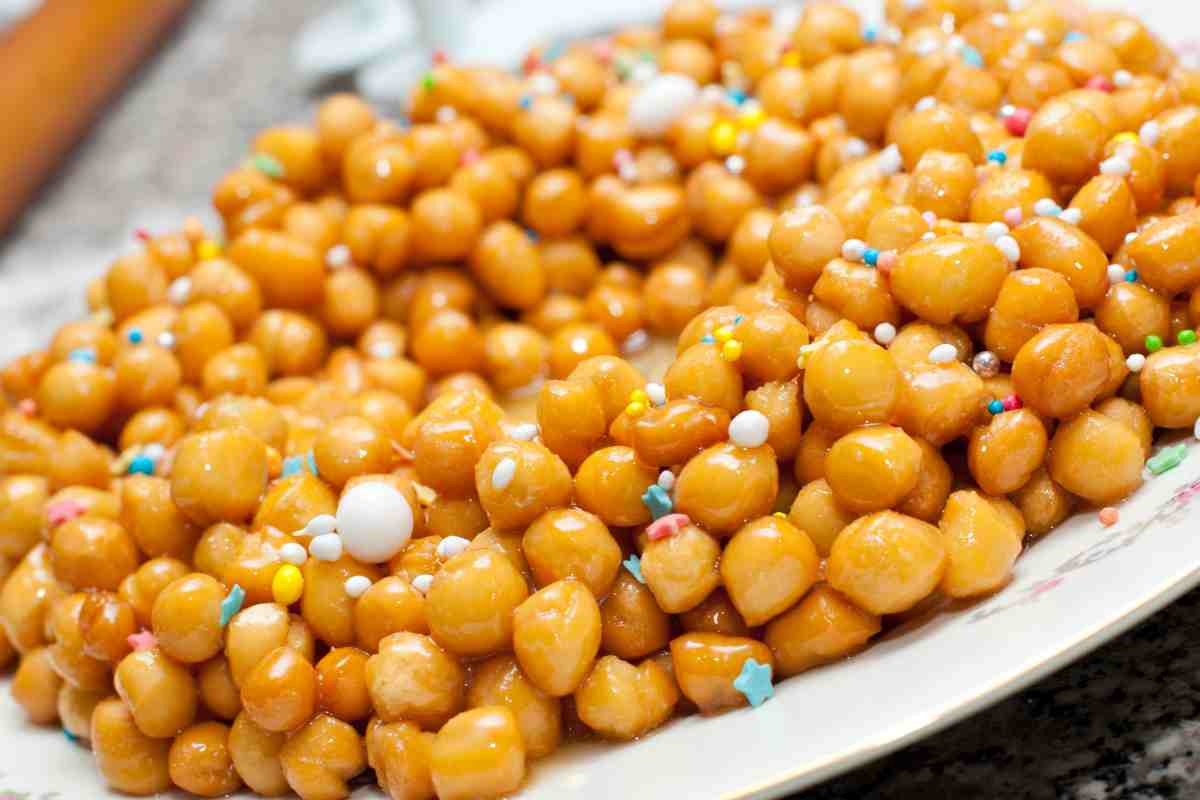 Struffoli napoletani in un vassoio