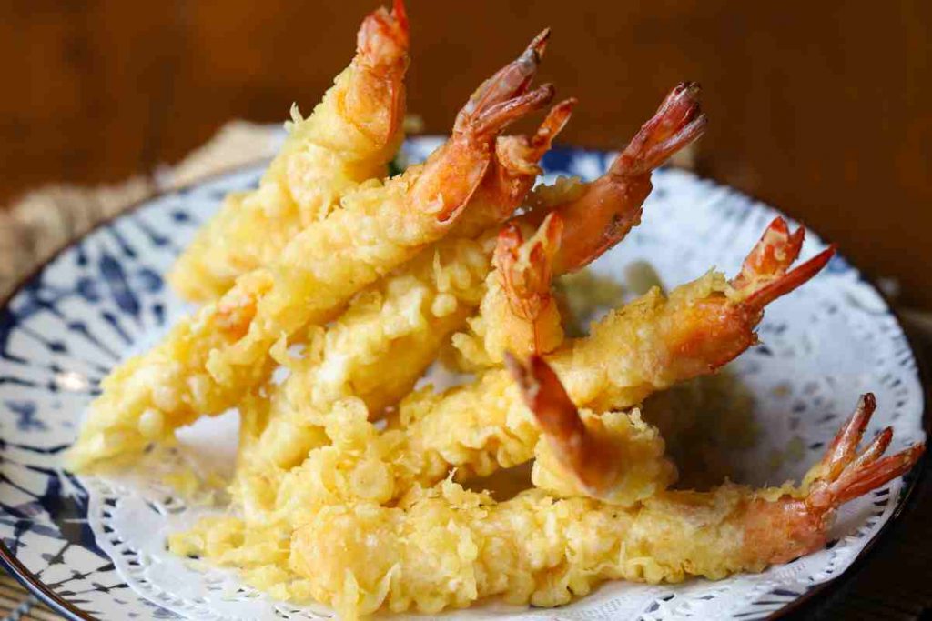 Tempura di gamberi in un piatto