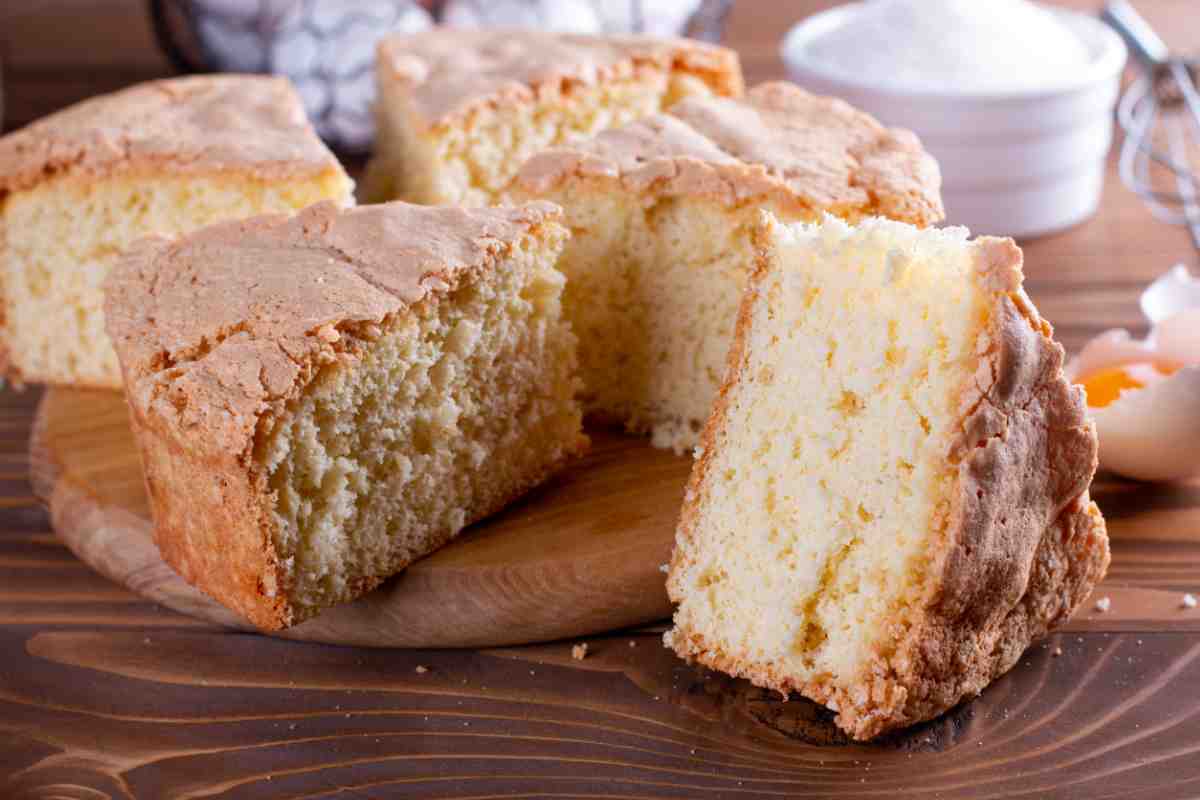 Torta sabbiosa o del 3 su un vassoio di legno