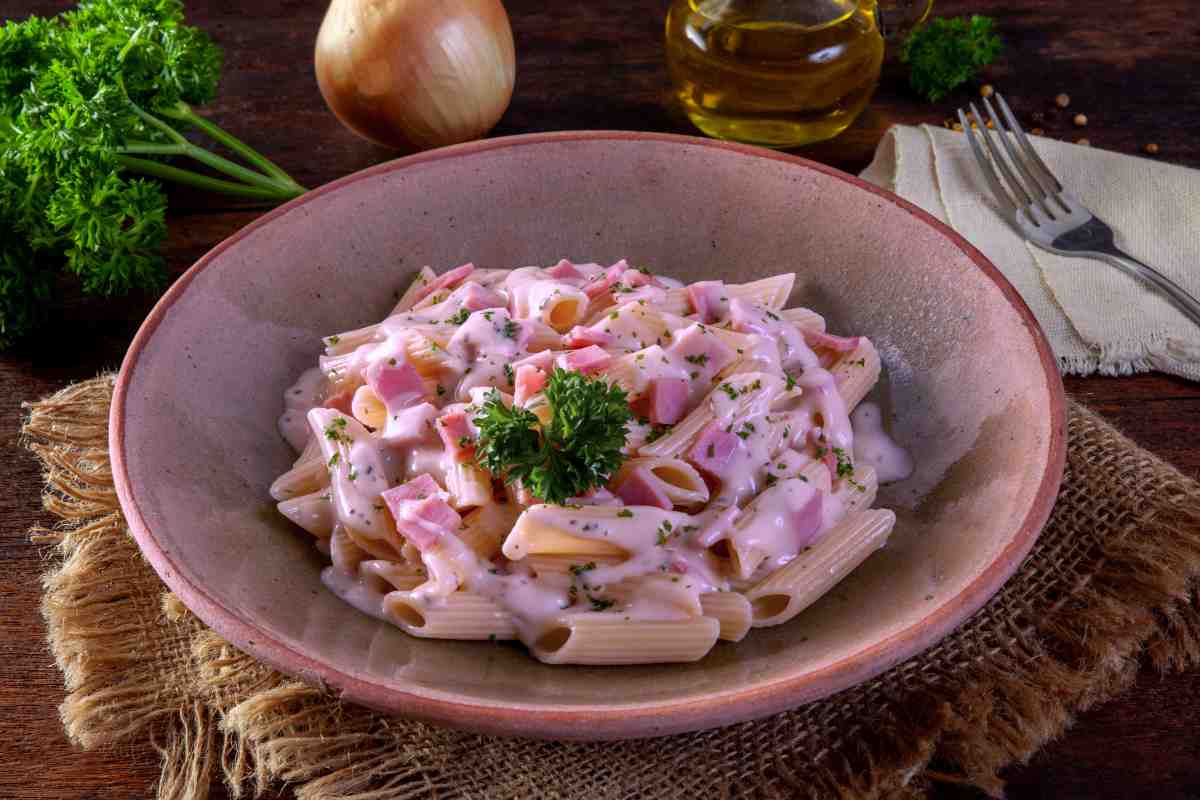 Un pacco di penne e fai felici tutti a pranzo: dimentica la panna e prosciutto, questo è più buono