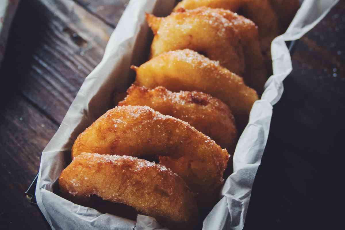 Zeppole di Natale in un vassoio rettangolare