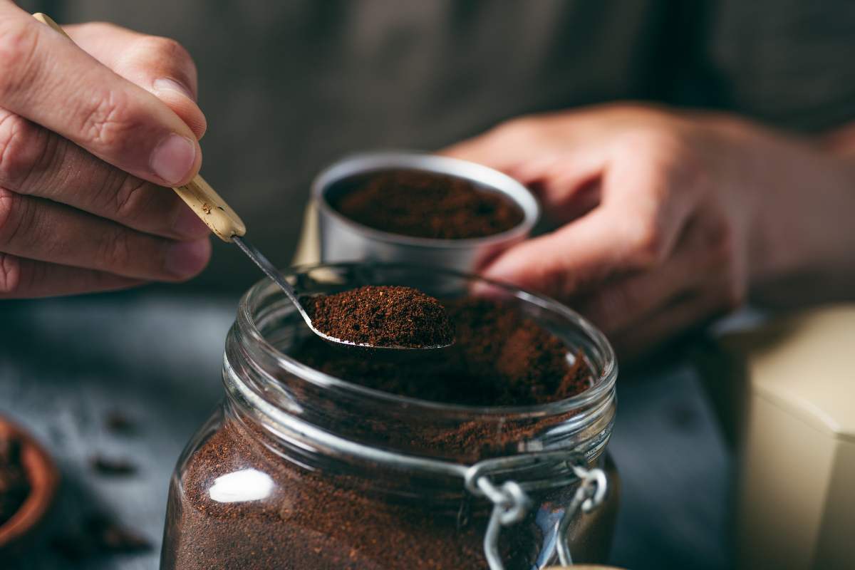 Il caffè nella moka è tutta un'altra cosa, ma che disastro riempirla: ho poi scoperto questo trucco e ora non sporco più nulla