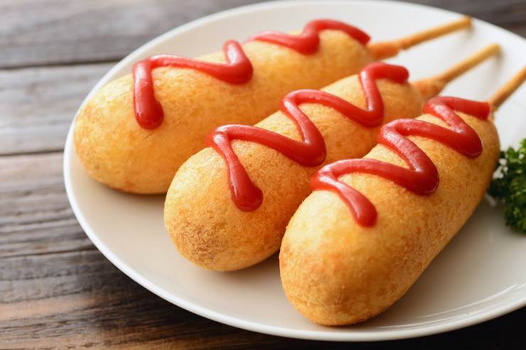 corn dog con ketchup 