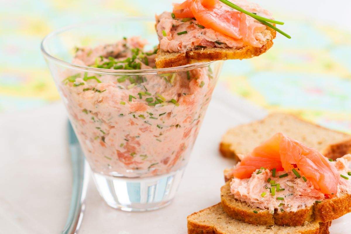 bicchierini con crostini e crema di salmone