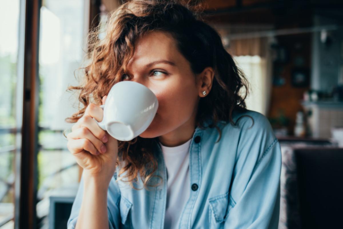 donna beve caffè