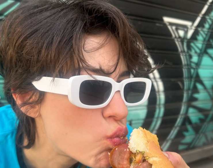 ragazza mangia panino