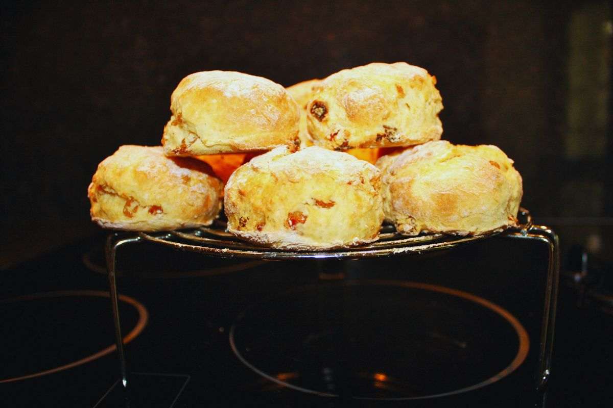 Soffici e profumatissime: queste focaccine di mele in padella sono la colazione più amata delle feste