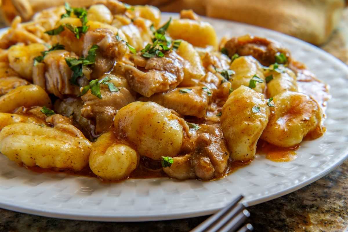 piatto di gnocchi con sugo di spezzatino