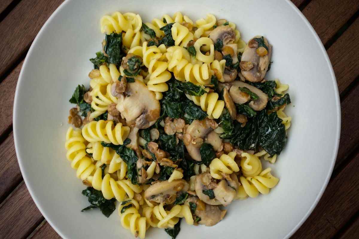 piatto di fusilli con cavolo nero e funghi