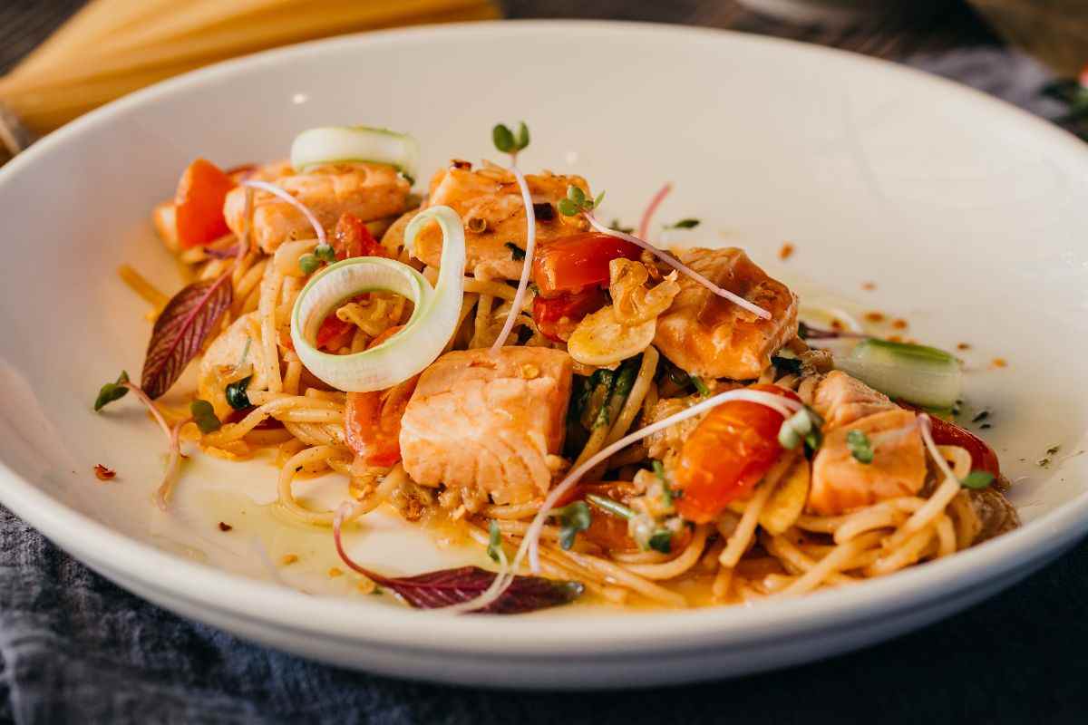 piatto di pasta salmone e pomodorini