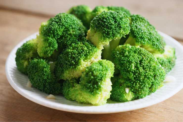 piatto di broccoli