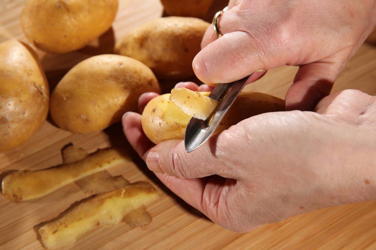 Sbucciare le patate lesse non è mai stato così facile: nelle grandi cucine fanno così e impiegano un solo secondo