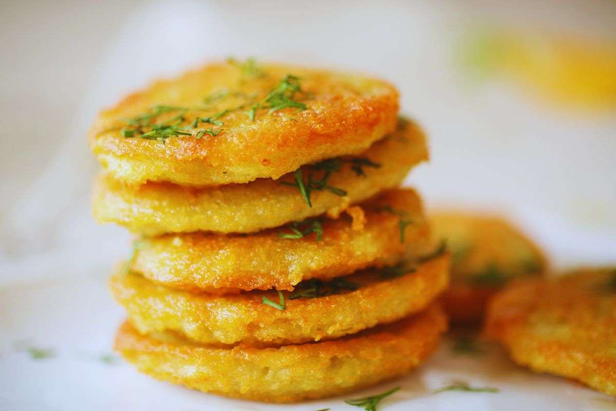 Altro che le classiche frittelle: questa versione salata fa venire l’acquolina in bocca a tutti