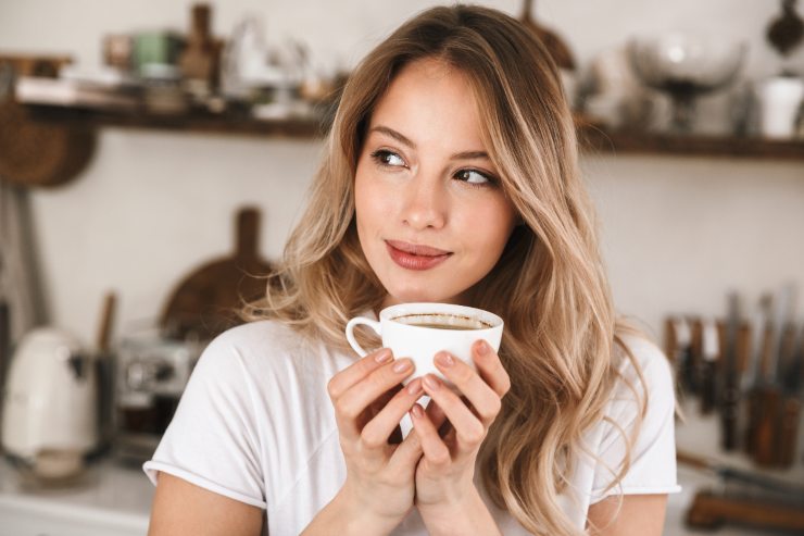 Ragazza che beve il caffè