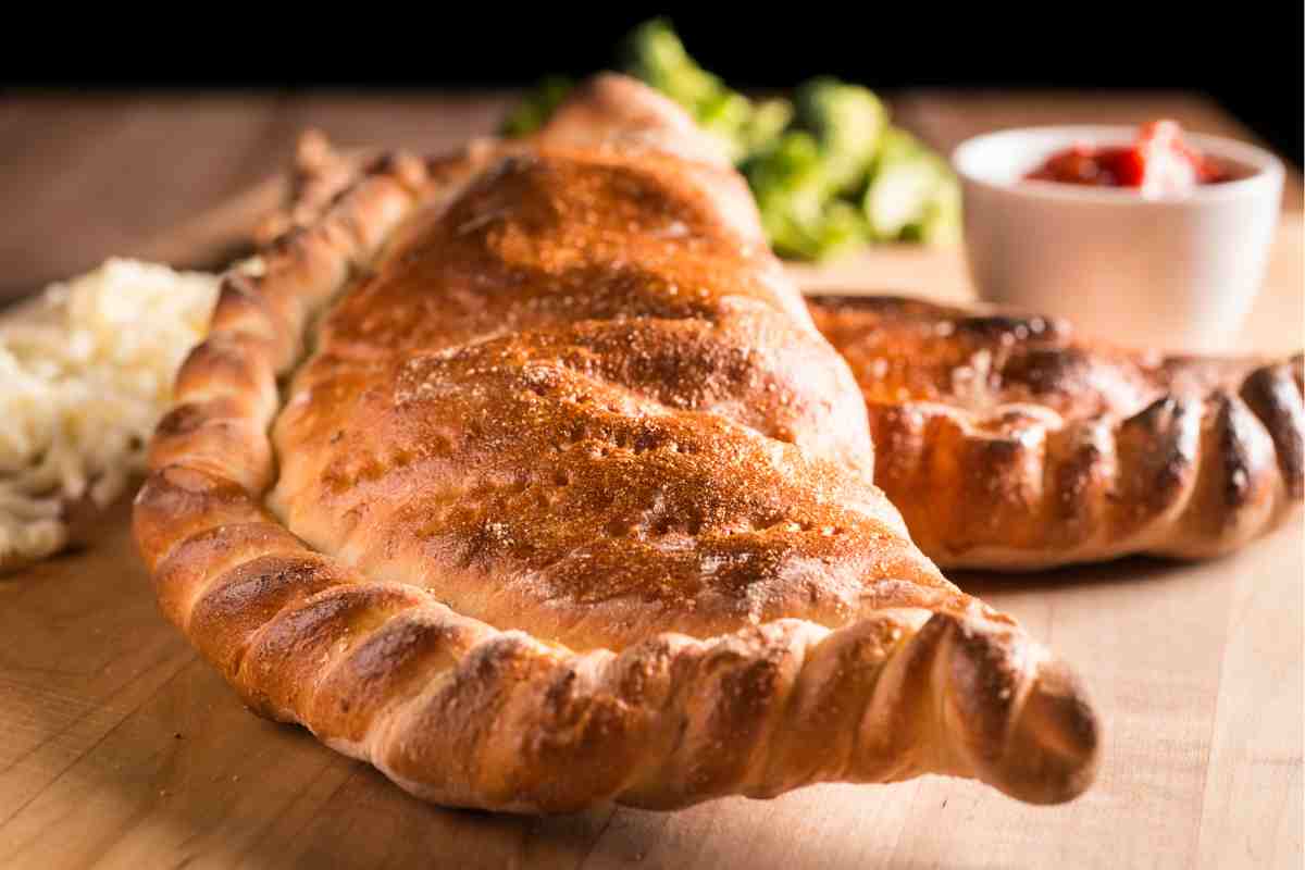 Calzone farcito su un tagliere