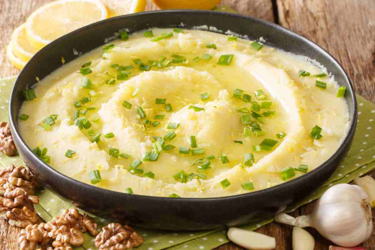 Crema di patate e aglio skordalia in una ciotola