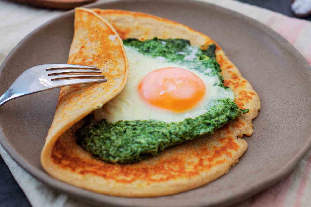 Crepes spinaci e uova in un piatto