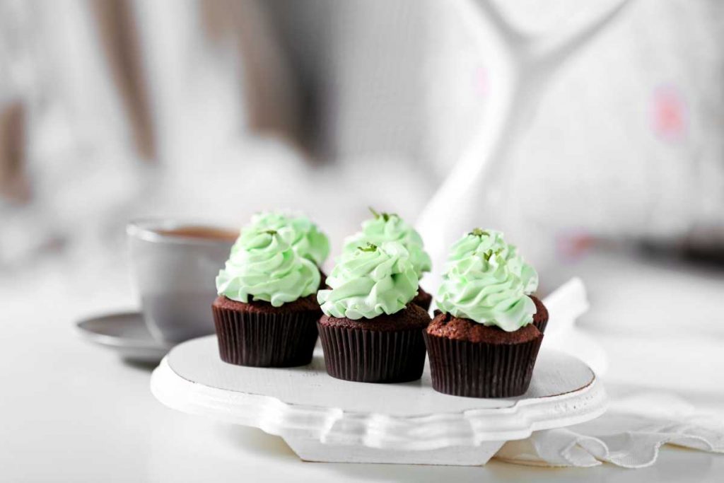 Cupcake al cioccolato e menta su un'alzatina per dolci