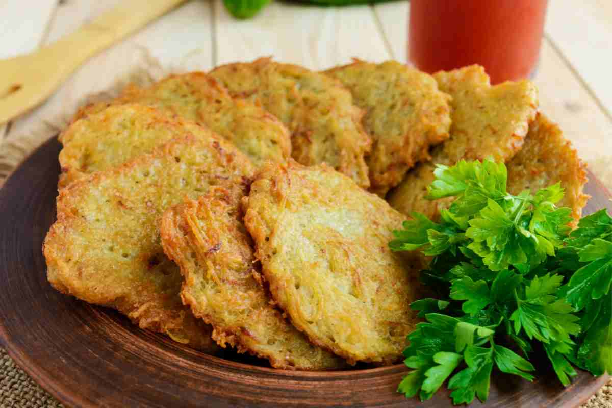 Frittelle di cavolfiore al forno in una ciotola