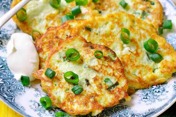 Frittelle di cavolfiore al forno con salsa allo yogurt