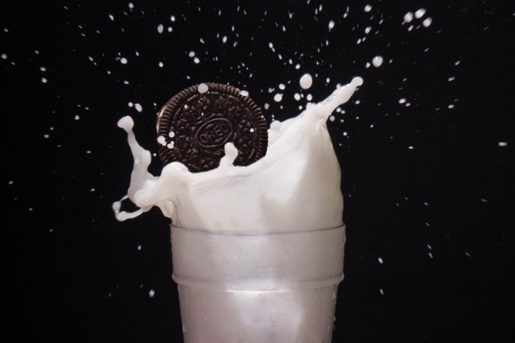 Biscotto oreo nel latte