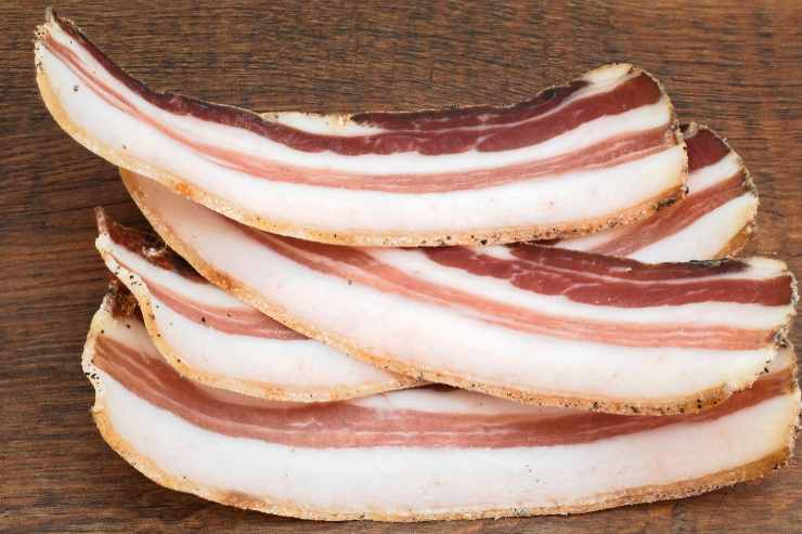 Pancetta stesa in fette