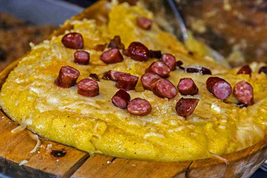 Polenta al forno con luganega e formaggio