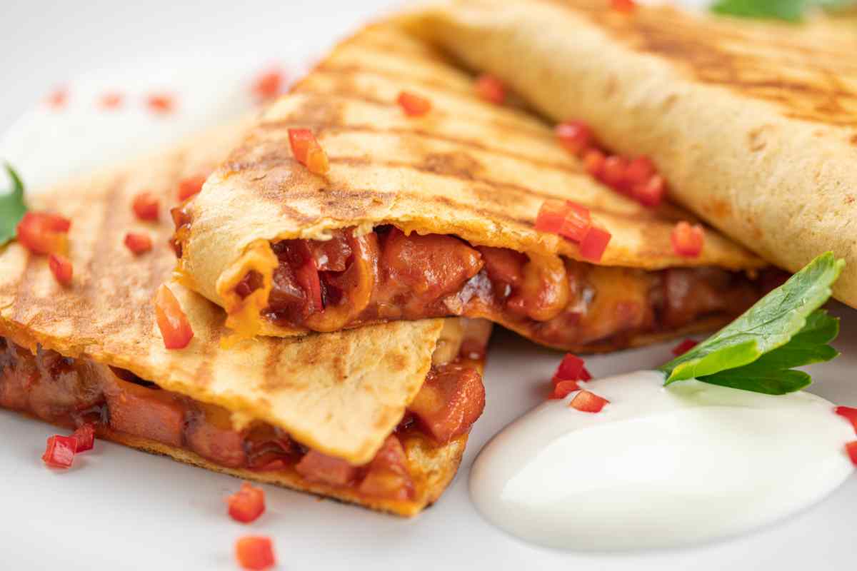 Quesadilla pollo e peperoni con salsa yogurt