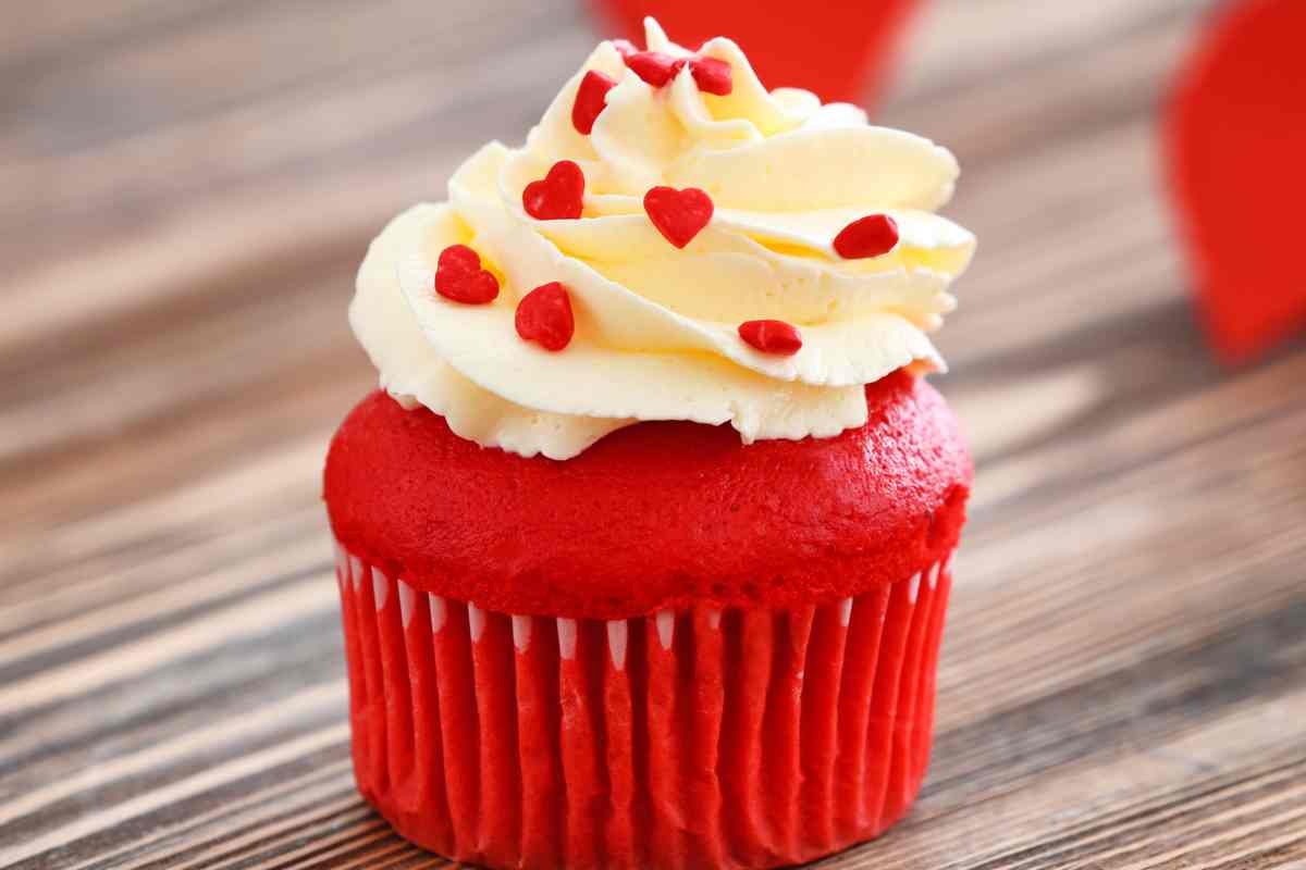 Red Velvet Cupcake su un vassoio di legno