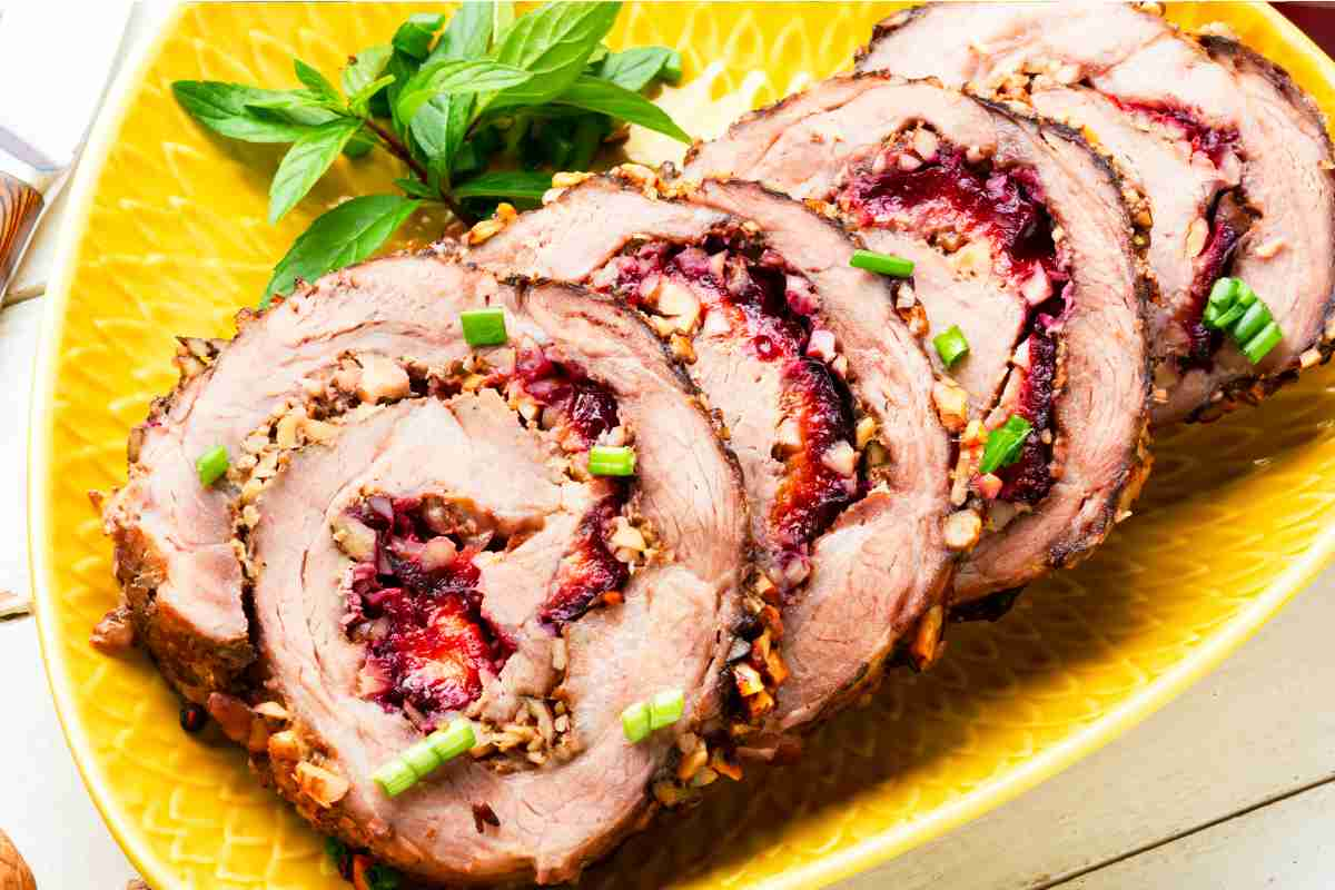 Rotolo di carne con la frutta secca tagliato a fette