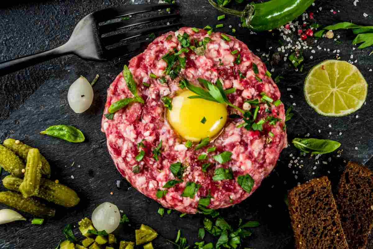 Tartare su tagliere di ardesia