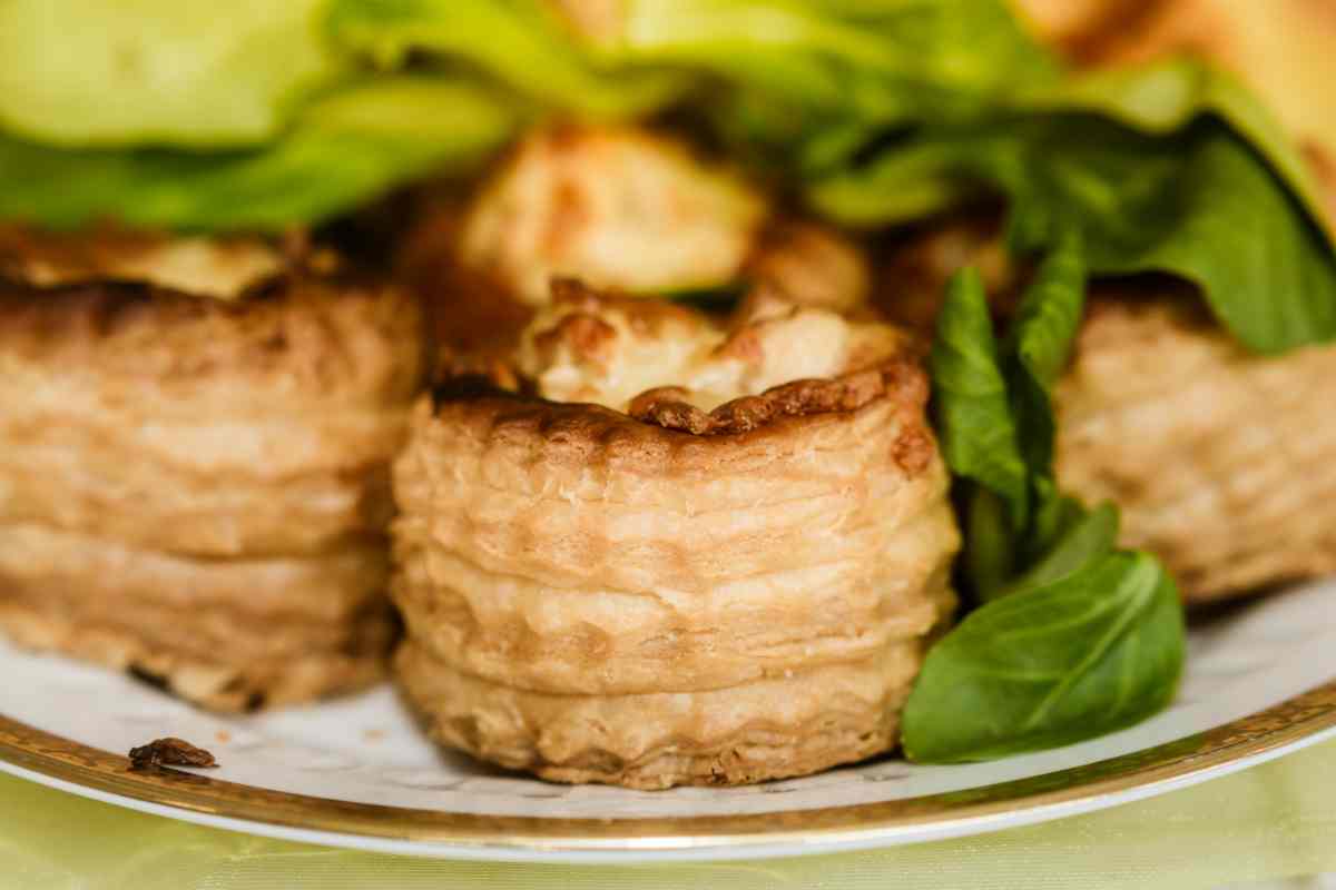 Vol au vent pere e gorgonzola in un piatto